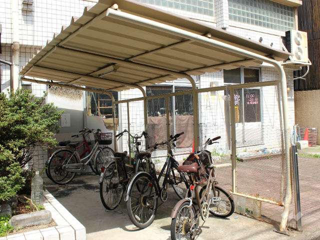 敷地南東側の駐輪場