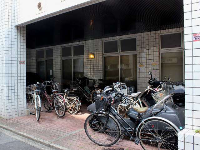 敷地南西側の駐輪場