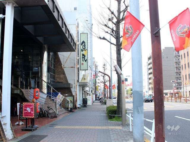 敷地北側の前面道路。片側三車線の通りです。