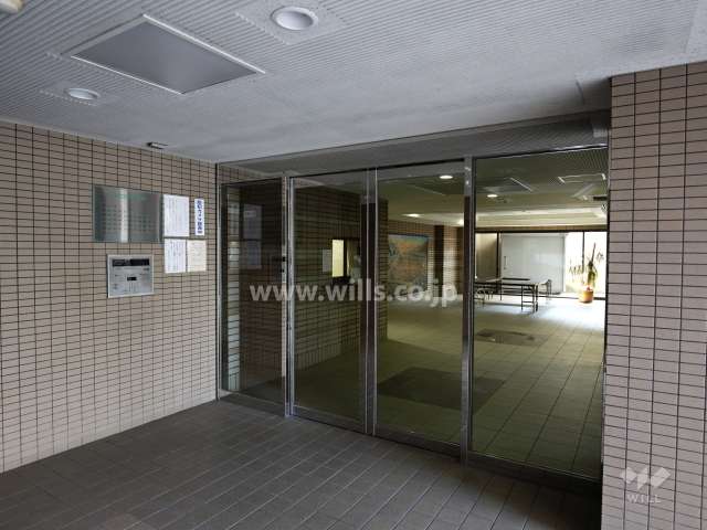 エントランスはオートロック付きです。