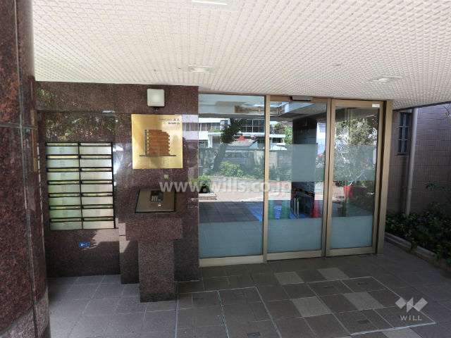 エントランスはオートロック付きです。