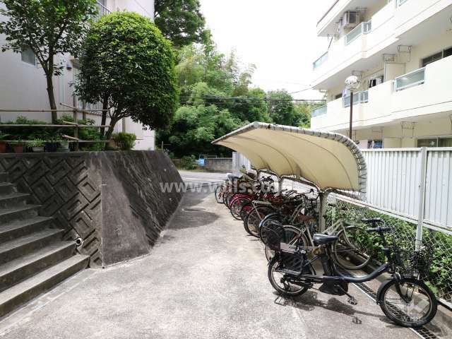 敷地西側部分にある駐輪場