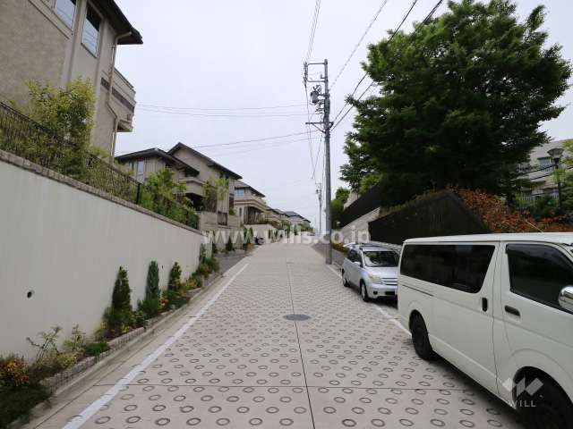 敷地の東側前面道路（北側から）