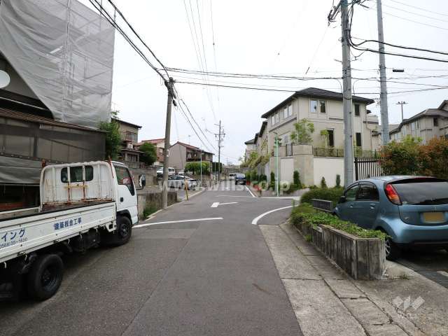 敷地の北側前面道路（西側から）