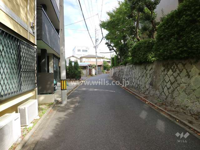 敷地西側の前面道路