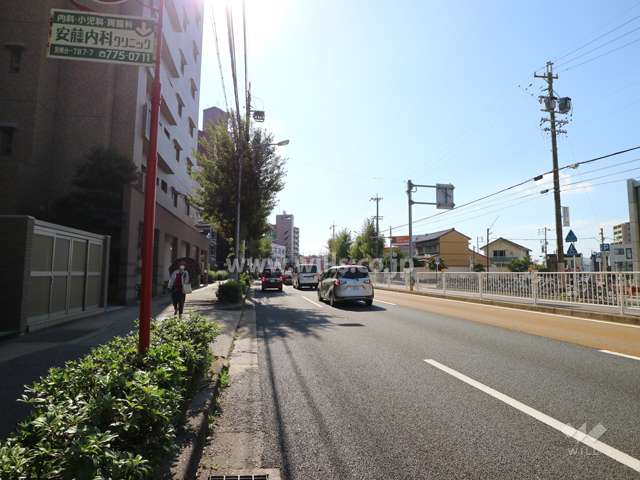 敷地北西側の前面道路。基幹バス専用レーン含め片側3車線の道路です。