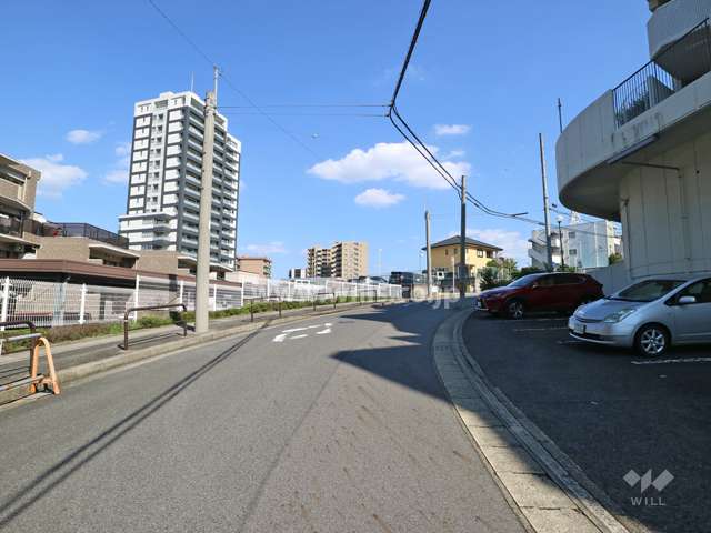 敷地北側の前面道路（西側から）