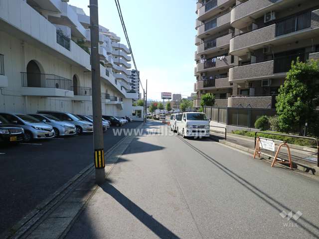 敷地北側の前面道路（東側から）