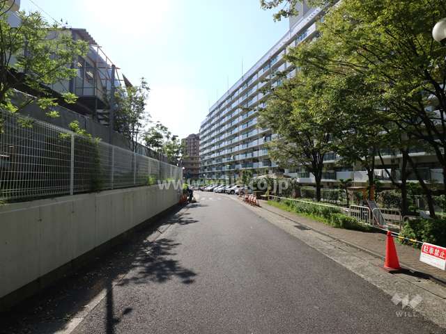 A棟の北側の前面道路（東側から）