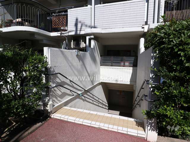 エントランスへの南側からの入り口