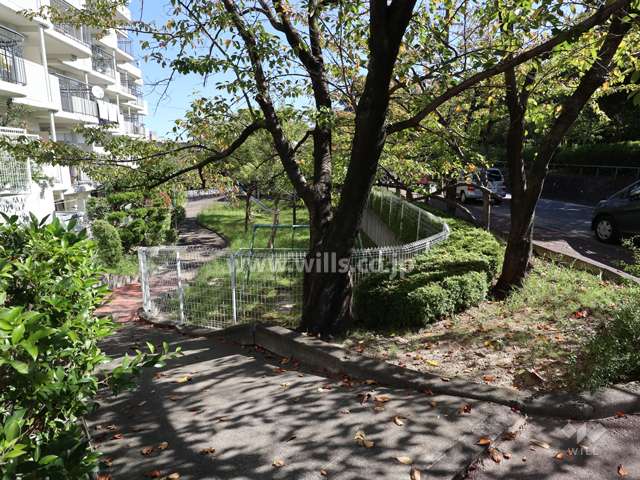 敷地南東側の敷地内公園