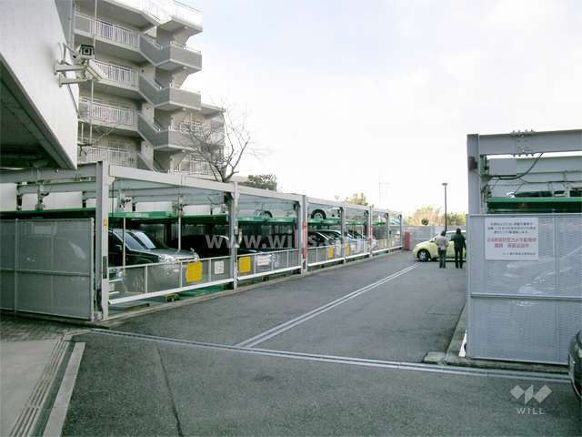 敷地入り口横にある小さな公園