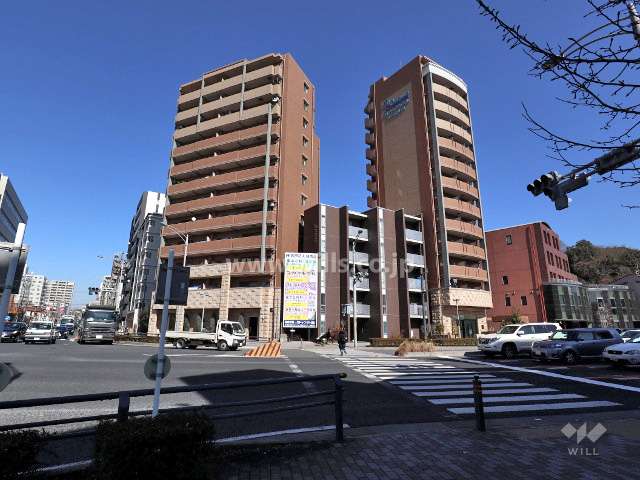 敷地西側の全面道路及び交差点。直交する道路はどちらも3車線。