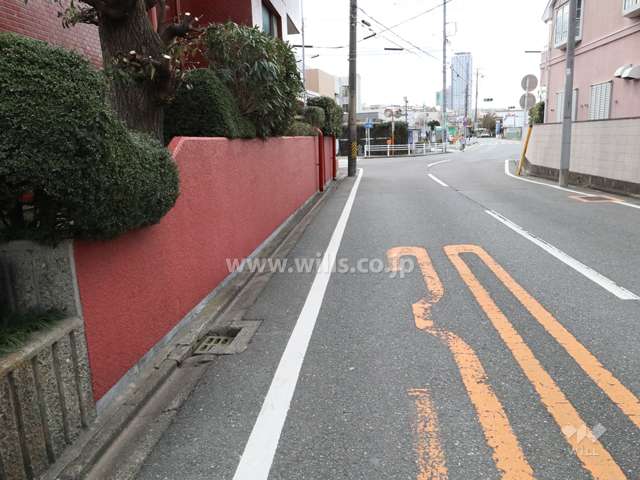 敷地西側の前面道路(北側から)