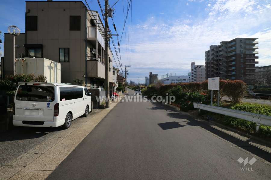 敷地南側の前面道路（西側から）