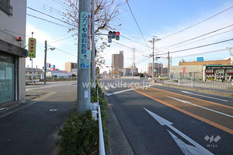 敷地北西側の前面道路（北東側から）