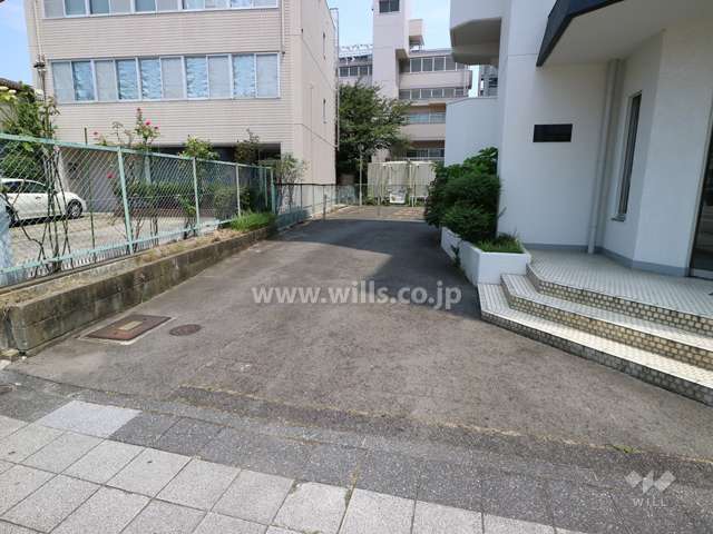 西側駐車場出入り口
