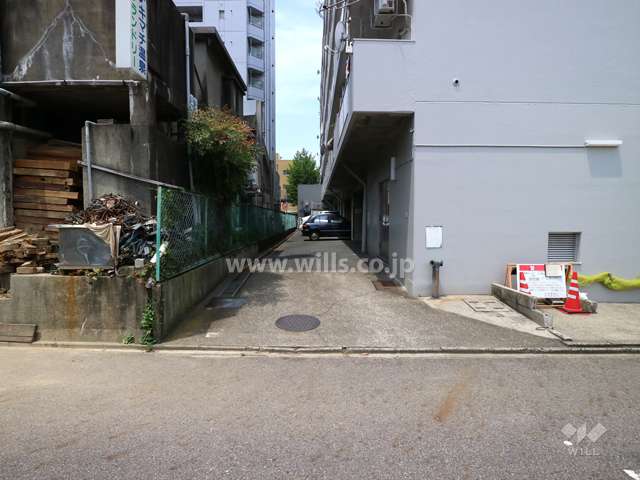 東側駐車場出入り口