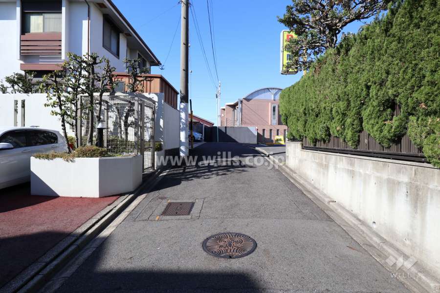 敷地北側の前面道路（東側から）