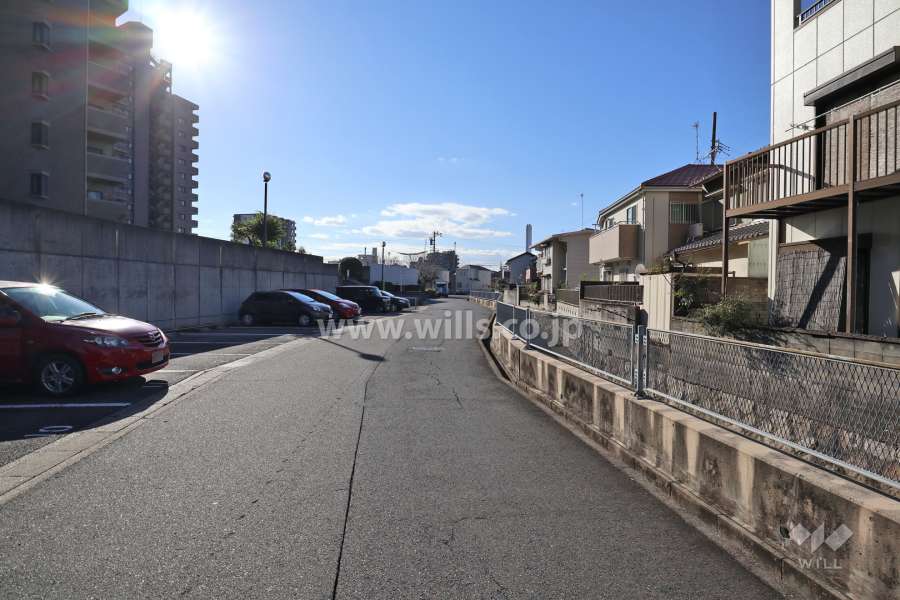 敷地北側の前面道路（東側から）