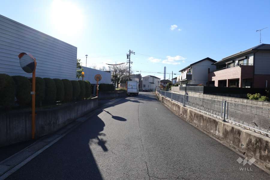 敷地北側の前面道路（東側から）