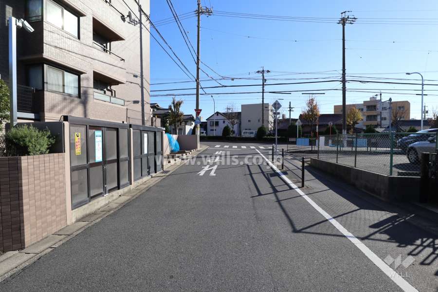 敷地西側の前面道路（北側から）