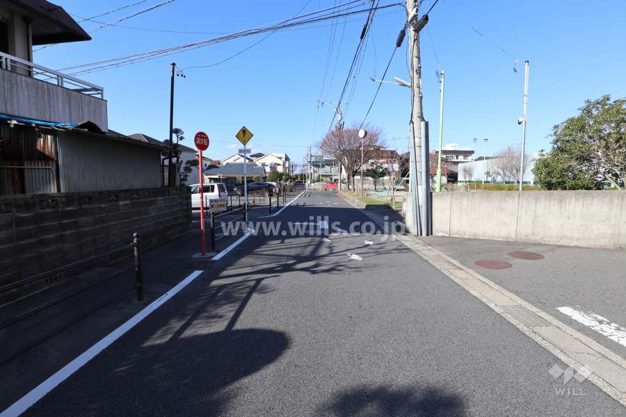 敷地西側の前面道路（南側から）