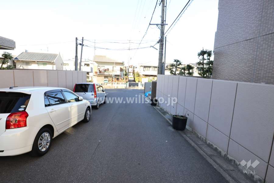 敷地西側の前面道路（南側から）