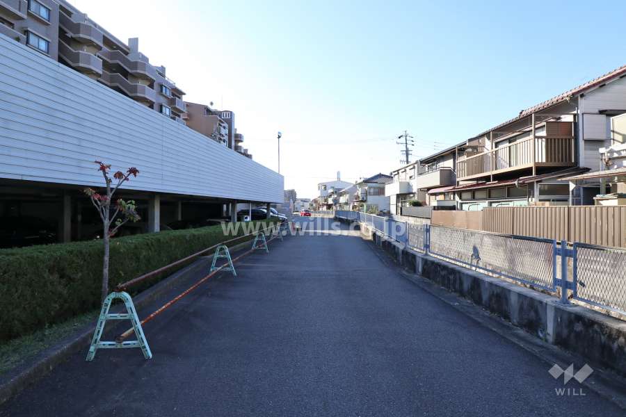 敷地北側の前面道路（東側から）