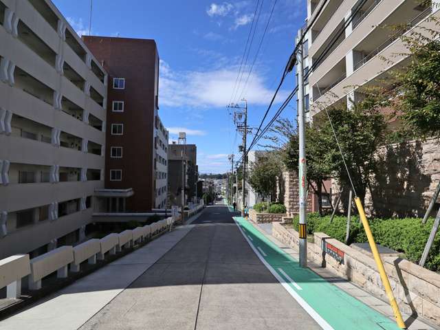 敷地北側の前面道路（東側から）