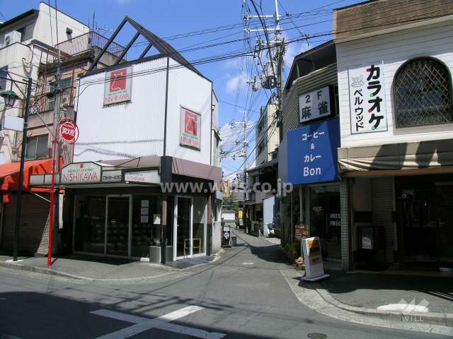 商店街からこの道を入った場所にあり、駅前ながら静かです。