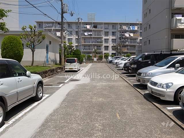 敷地内駐車場（平面式）　写真奥が1号棟です。