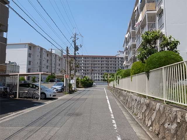 1号棟南側の道路。