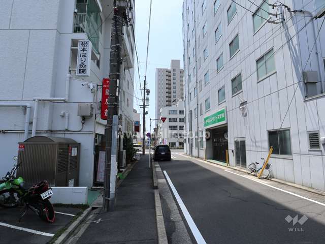 敷地西側の前面道路