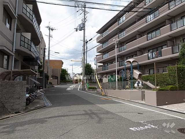 敷地南側の前面道路。周辺は区画の整った静かな住宅地です。
