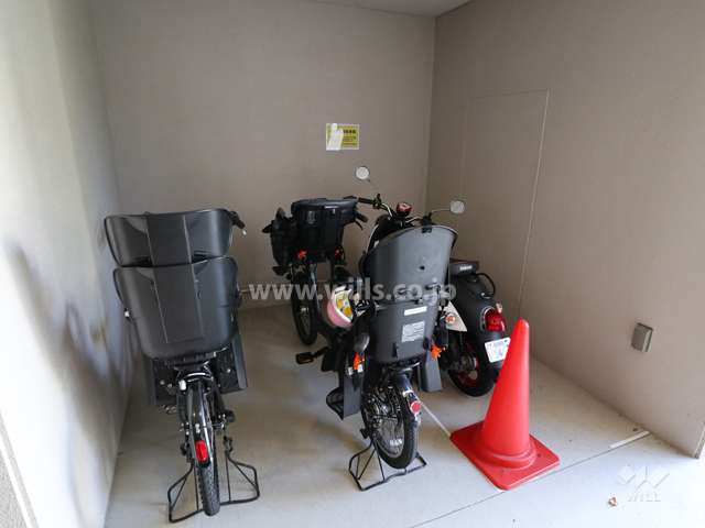 敷地北側バイク置場