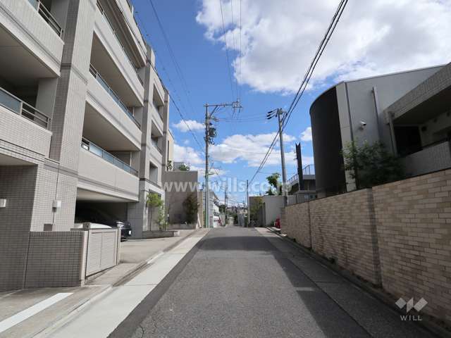 パルシオ本山鹿子町の前面道路(西側から)