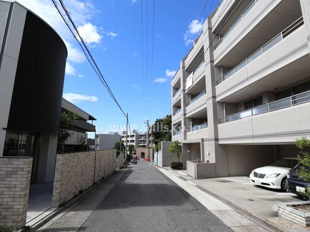 パルシオ本山鹿子町の前面道路(東側から)