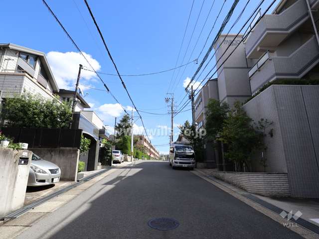 敷地の北側前面道路（西側から）