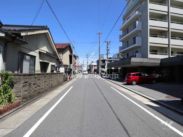 敷地の西側前面道路（南側から）
