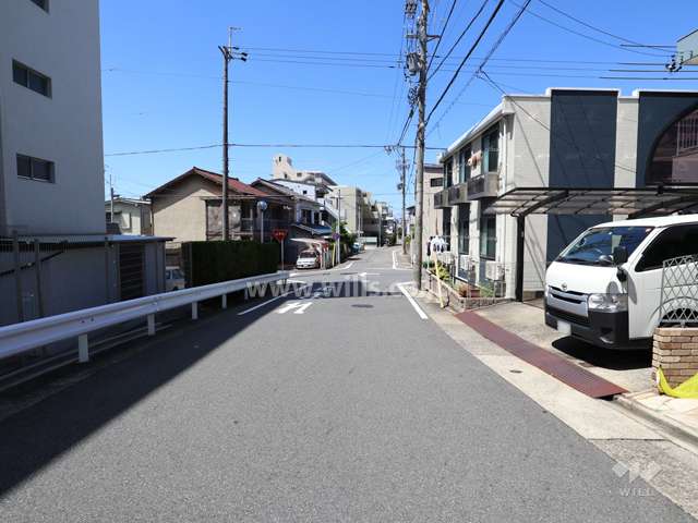 敷地の北側前面道路（東側から）