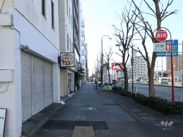 敷地西側前面道路。３車線のバス通りです。