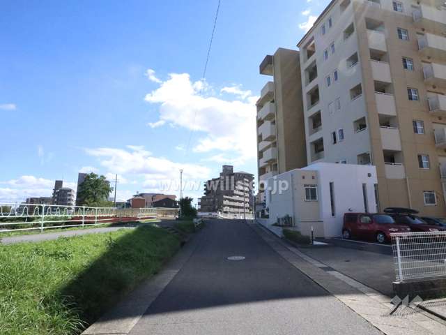 敷地北東側の前面道路（北西側から）