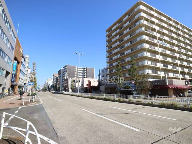 敷地の西側前面道路（南側から）片側3車線のバス通りです。