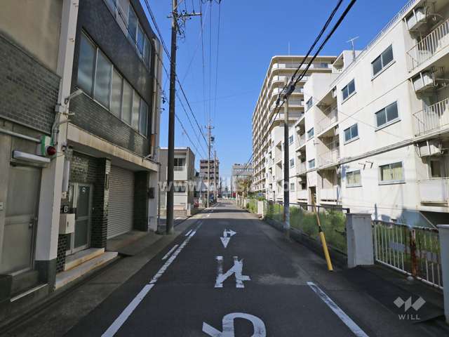 敷地の南側前面道路（東側から）