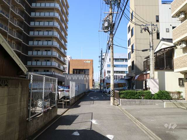 敷地の北側前面道路（東側から）