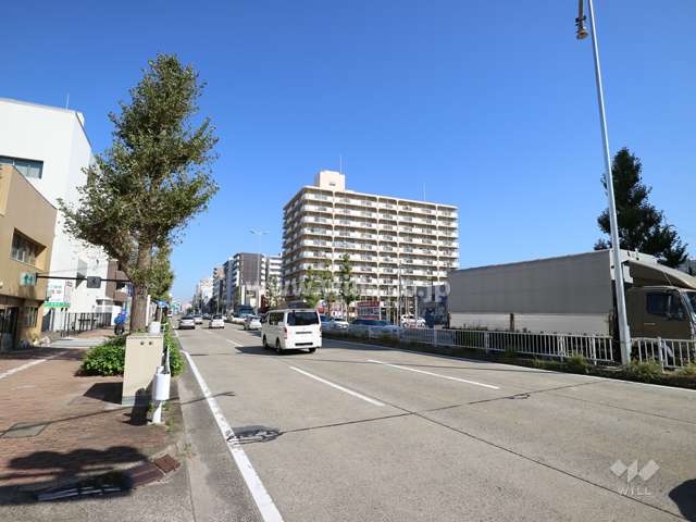 千種通スカイマンションの遠景。周辺はマンションと一戸建て、商業施設が混在する街並みです。