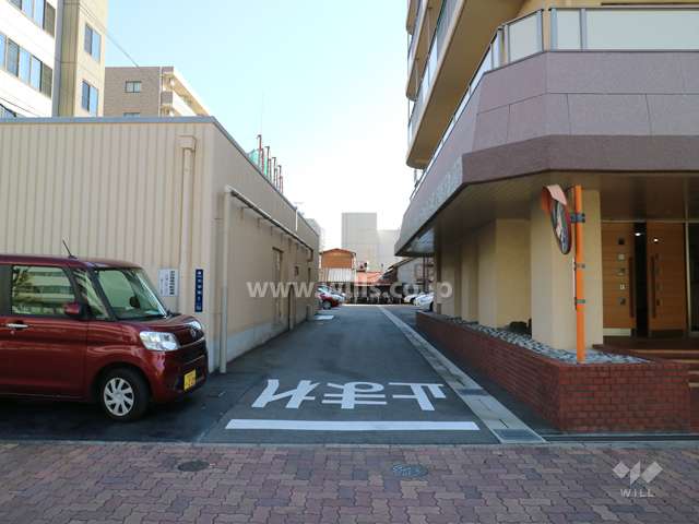 駐車場出入り口