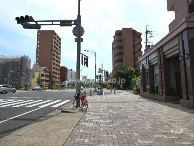 敷地北側の前面道路、大通りに面しています.