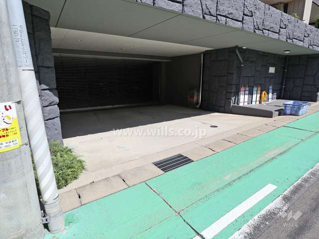 屋内駐車場出入り口(リングシャッター付き)